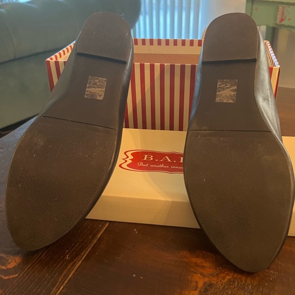 B.A.I.T. Footwear black Selena flats with red embroidered bow, vegan leather - Picture 4 of 9